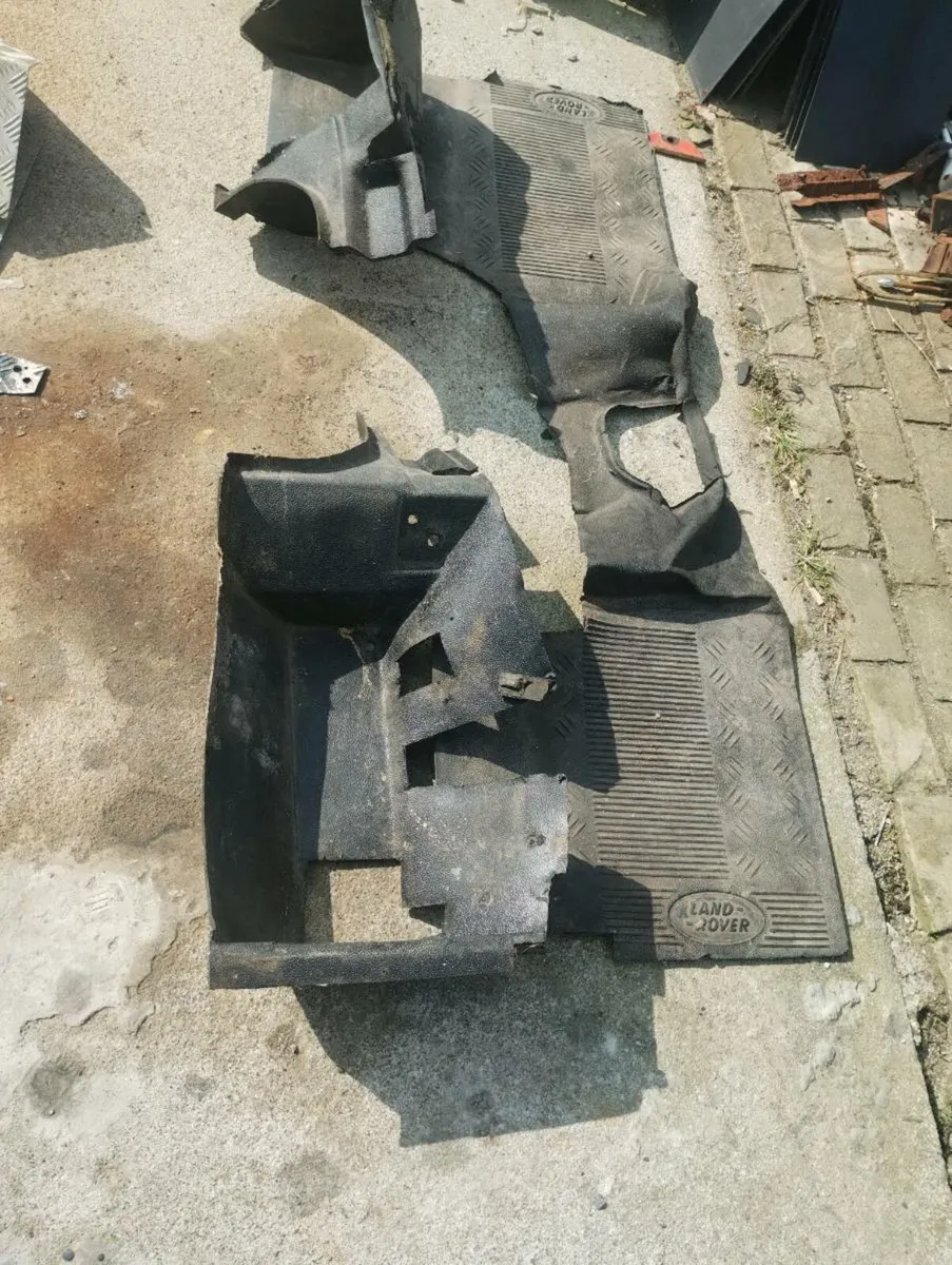 Defender seats, check plate and Matts - Image 2