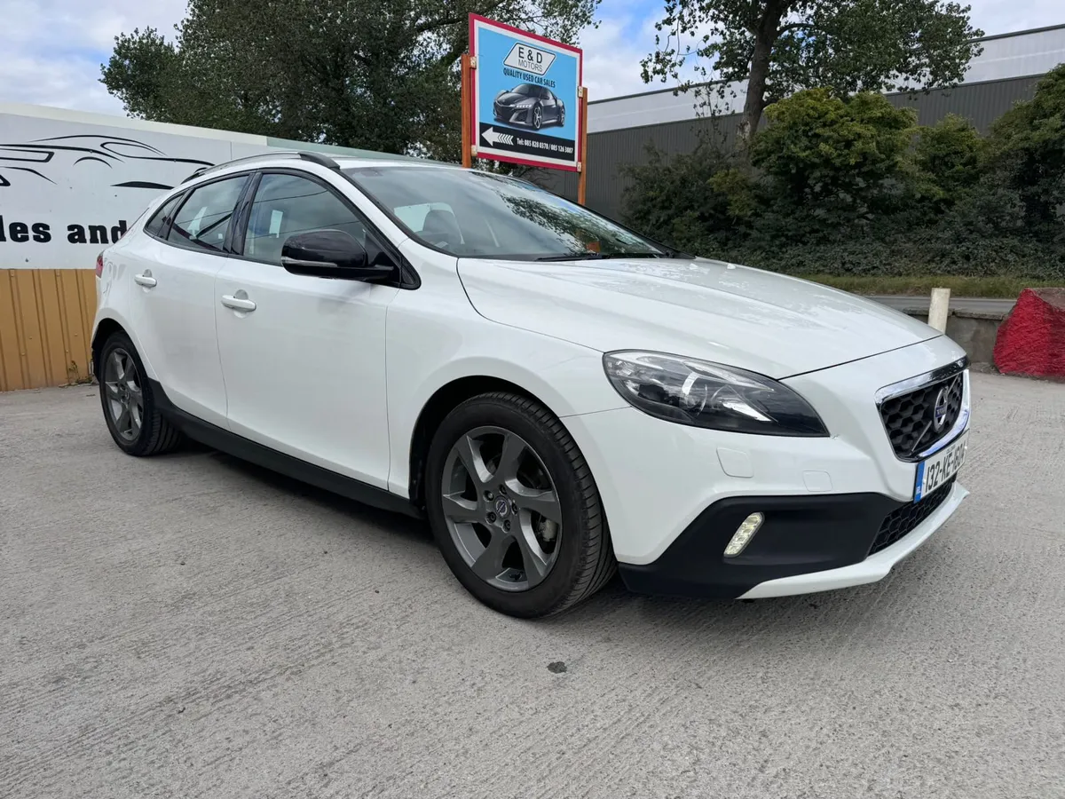 132 Volvo V40  1.6D CROSS COUNTRY Warranty - Image 2