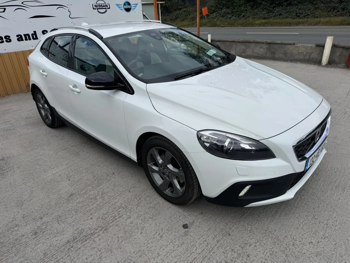 132 Volvo V40  1.6D CROSS COUNTRY Warranty - Image 3