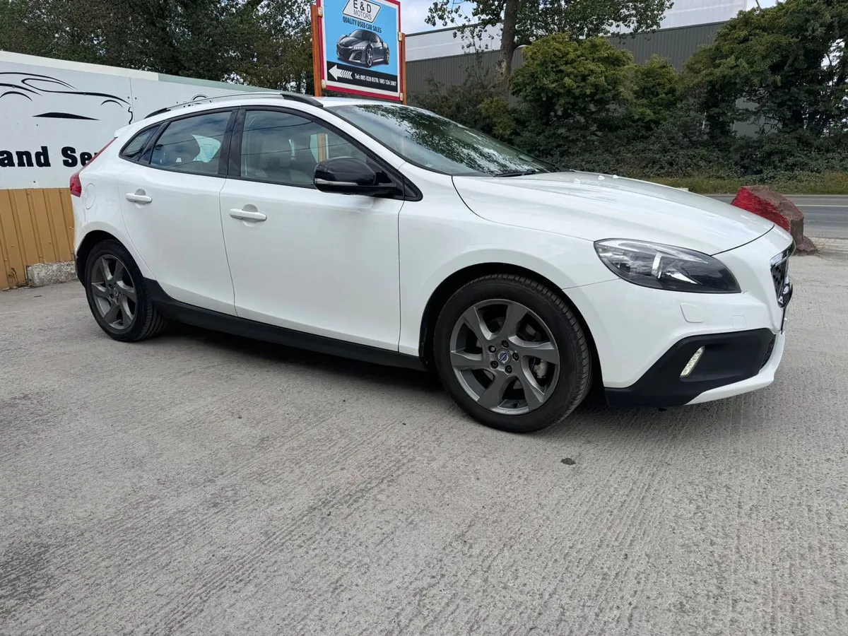 132 Volvo V40  1.6D CROSS COUNTRY Warranty - Image 4