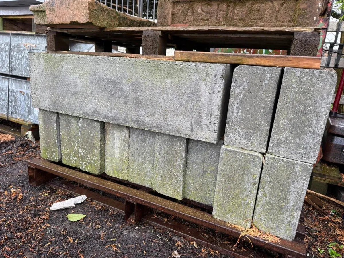 Job lot of 18 large kerbs - Image 2