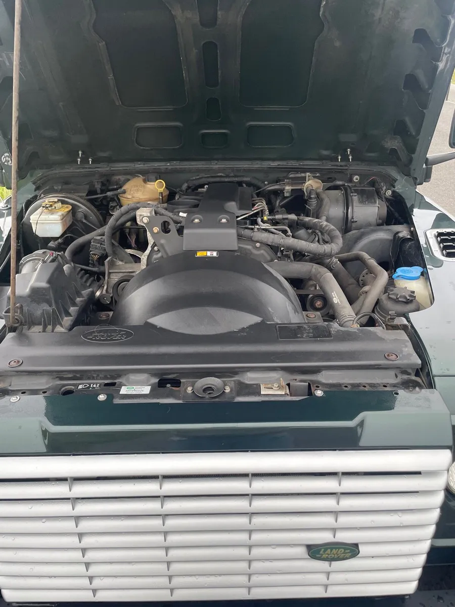 Defender 110 2.5 L 300 Tdi 5 door Crew Cab - Image 2