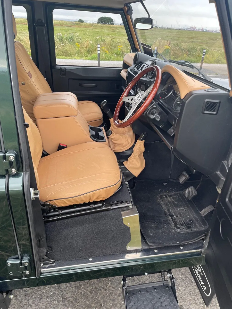 Defender 110 2.5 L 300 Tdi 5 door Crew Cab - Image 4