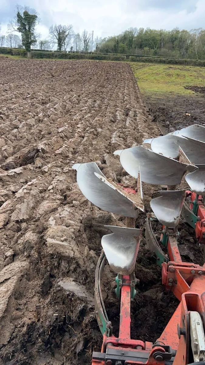 Kverneland plough - Image 1