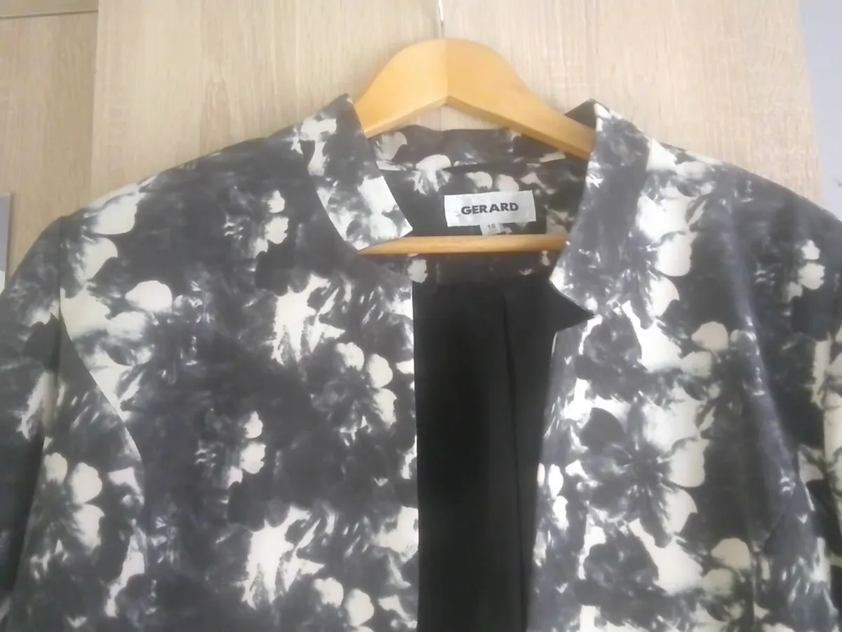 GERARD GREY AND WHITE FLORAL  JACKET SIZE 18 - Image 3