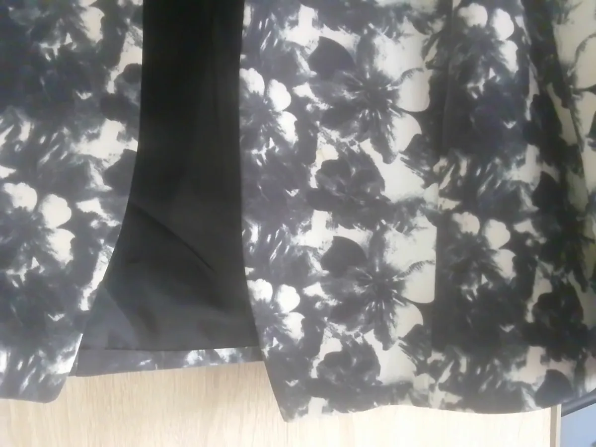 GERARD GREY AND WHITE FLORAL  JACKET SIZE 18 - Image 4