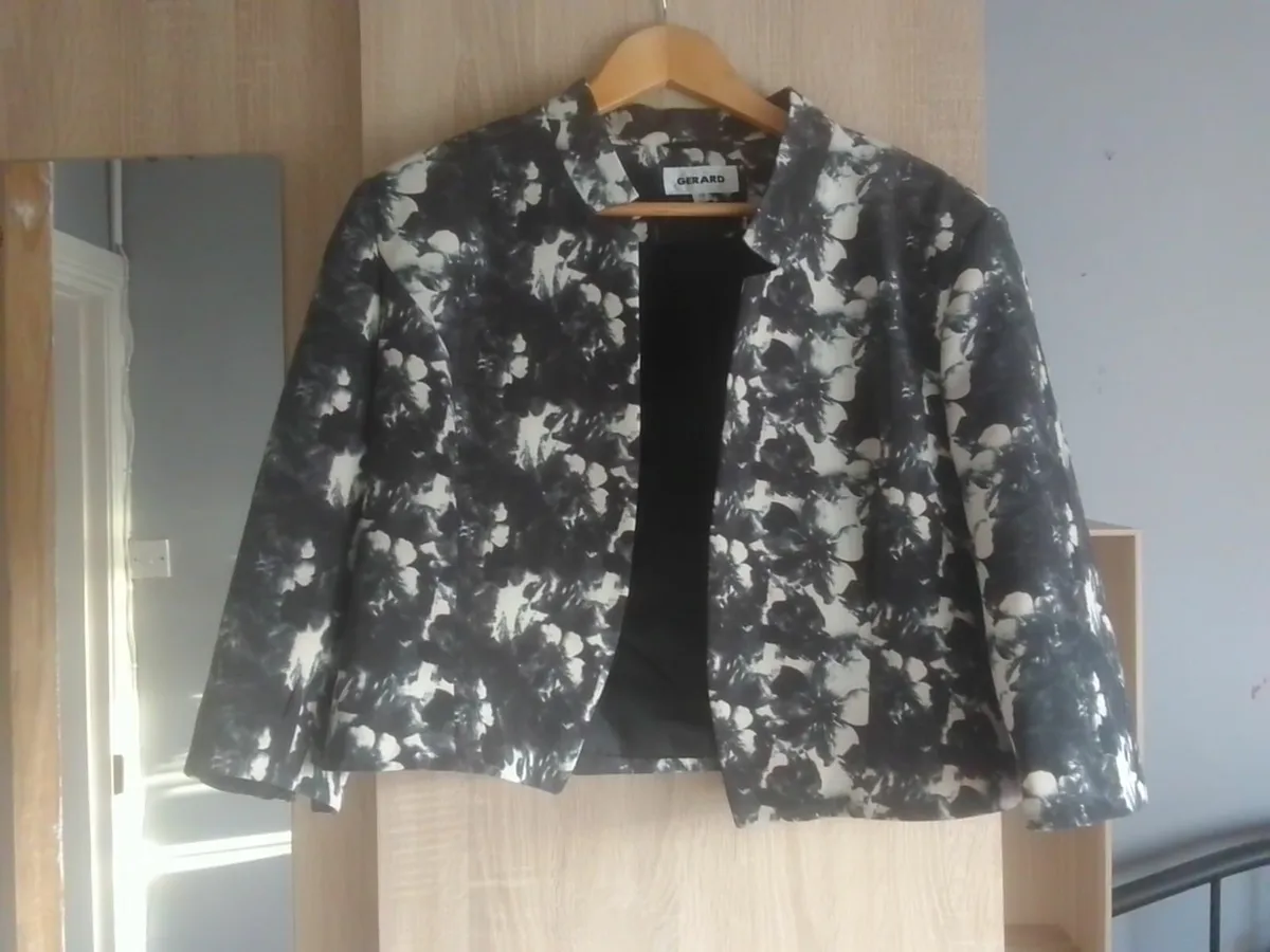 GERARD GREY AND WHITE FLORAL  JACKET SIZE 18 - Image 2