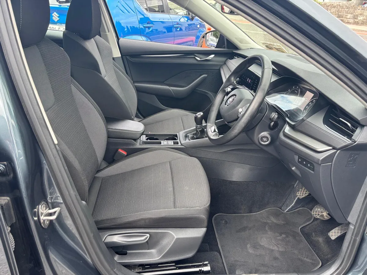 Skoda Octavia 2021  NEW  MODEL  PETROL ESTATE - Image 3