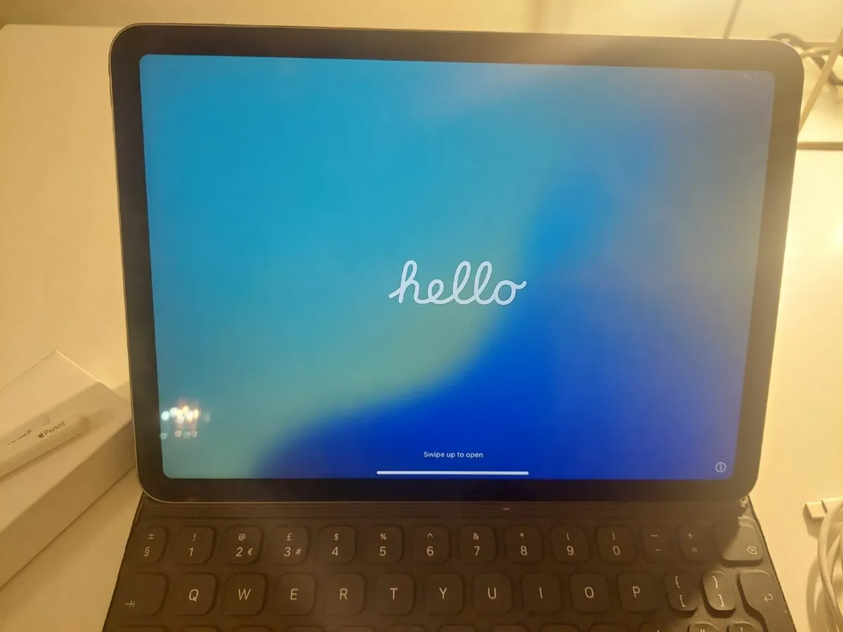 iPad Air (2020) - including accessories bundle - Image 1