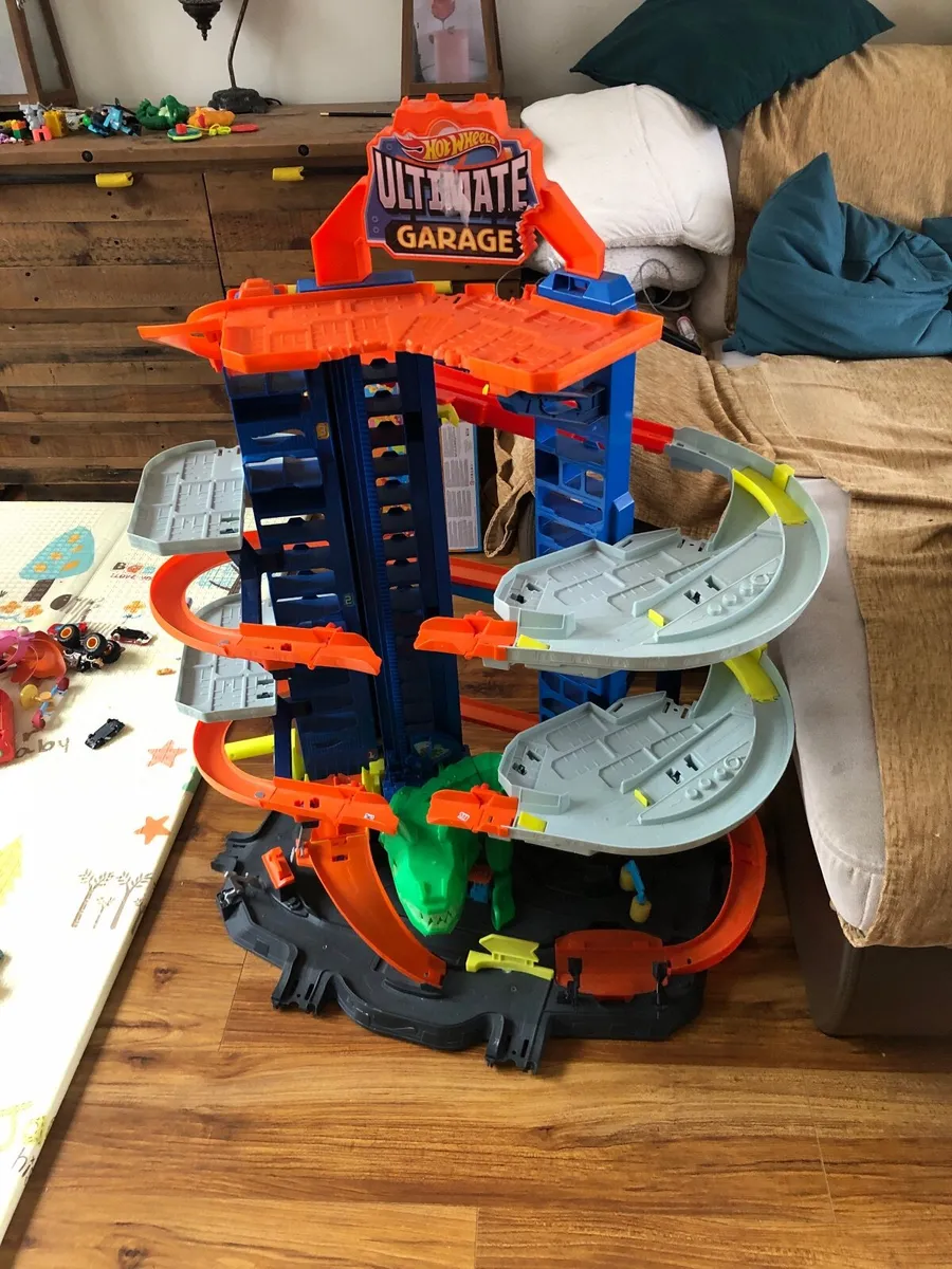 Hot wheels ultimate garage