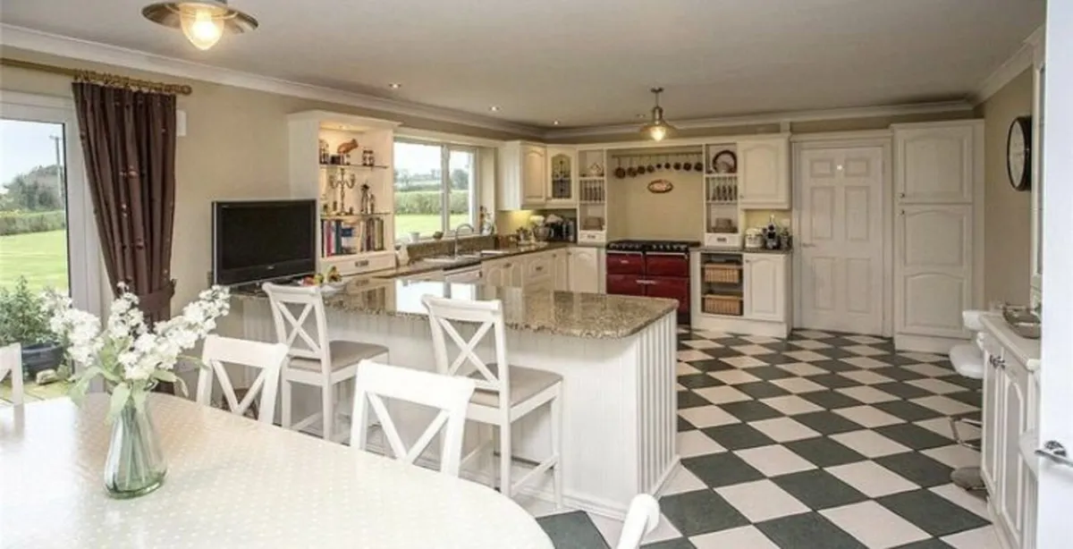 Kitchen cabinets and granite countertops - Image 1