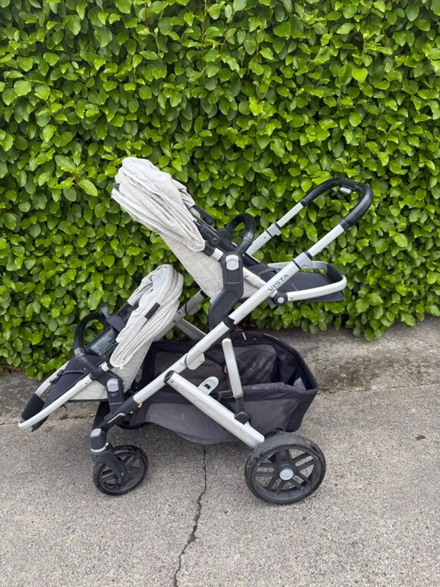 Uppa Baby Vista V3, Carrycot Toddler Seat, Upper Adapters, and Rumbleseat V3 Bundle - Image 2