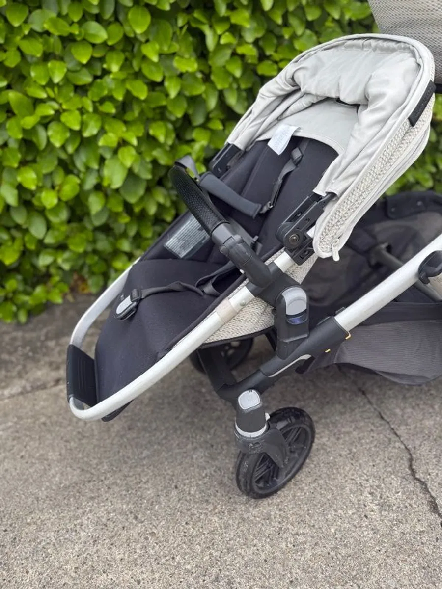 Uppa Baby Vista V3, Carrycot Toddler Seat, Upper Adapters, and Rumbleseat V3 Bundle - Image 3