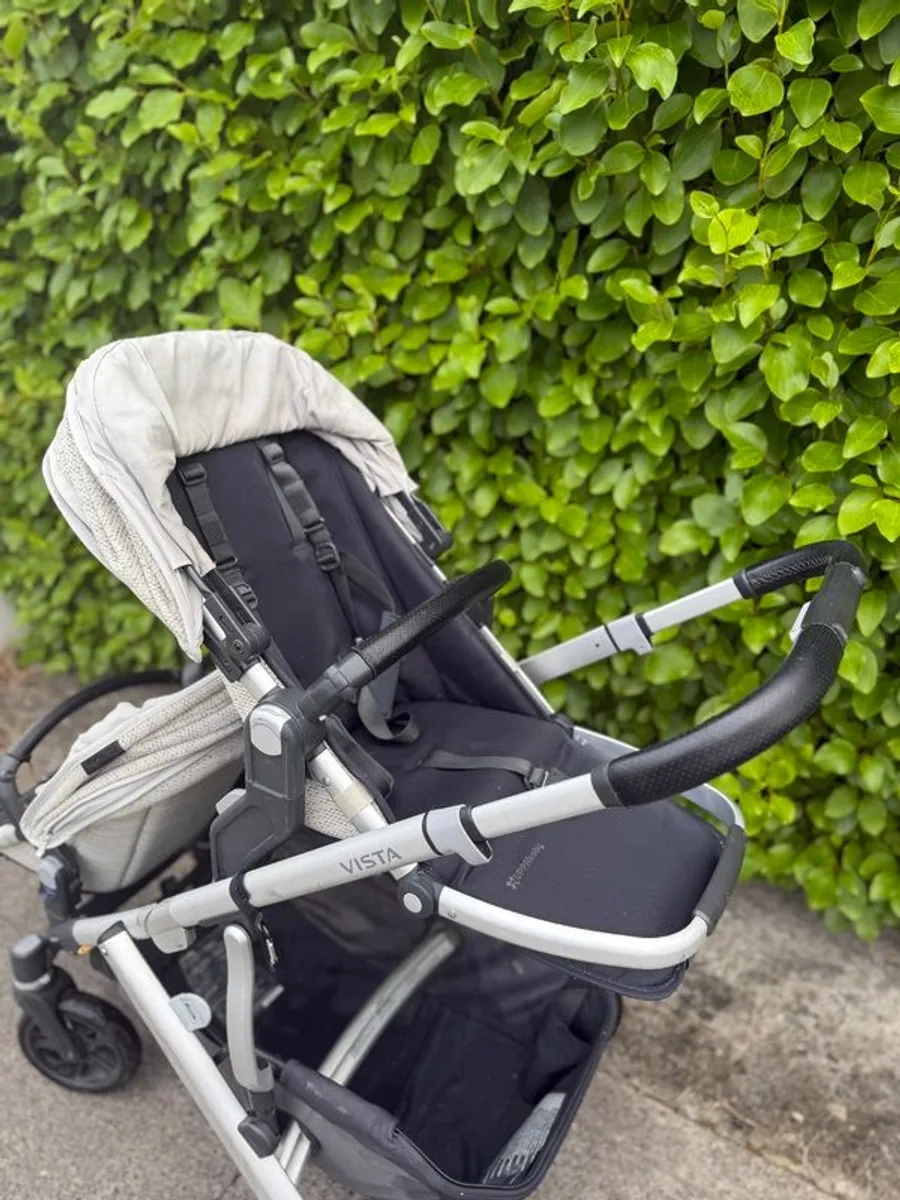 Uppa Baby Vista V3, Carrycot Toddler Seat, Upper Adapters, and Rumbleseat V3 Bundle - Image 4