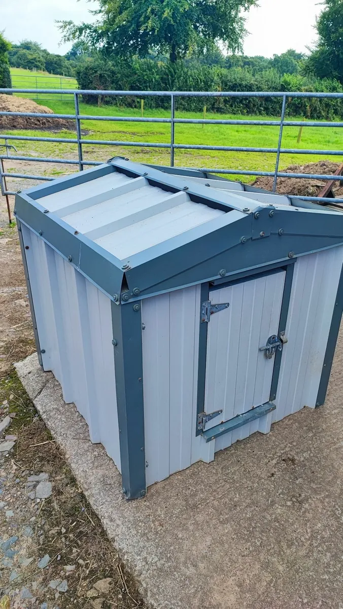 Dog box - Image 1