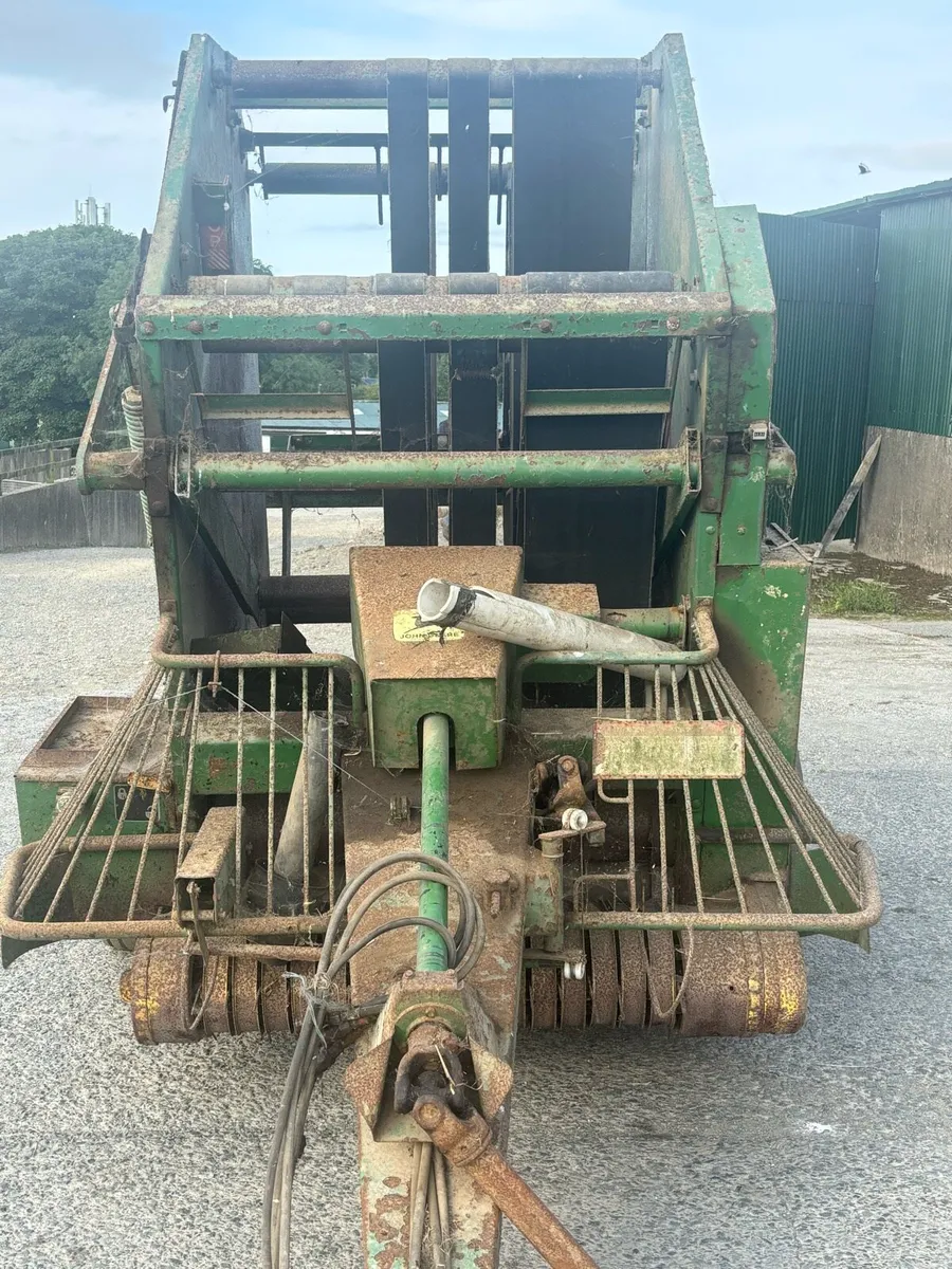 John Deere 410 baler - Image 2
