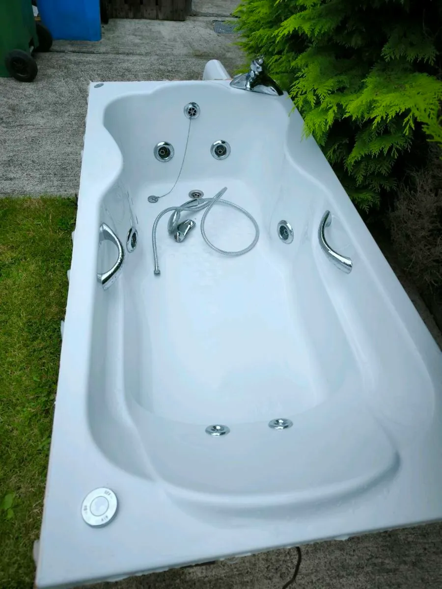 Jacuzzi Bath - Image 4