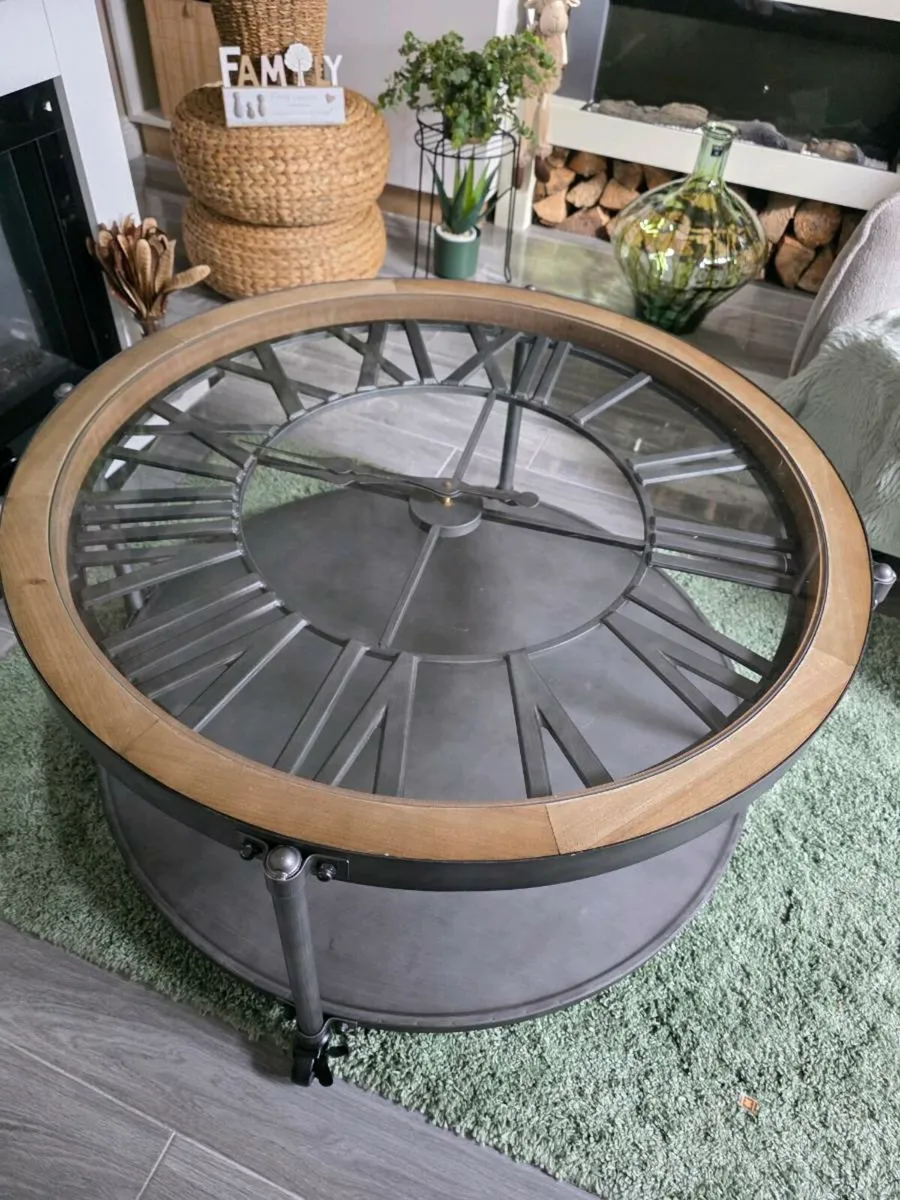 Beautiful large clock coffee table - Image 1