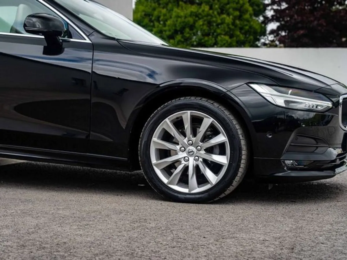 Volvo S90 D4 MOM AT 4DR Auto - Image 3