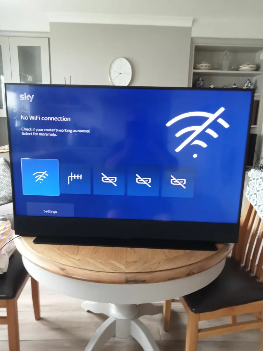 Skyglass black 43 inch dolby amos TV