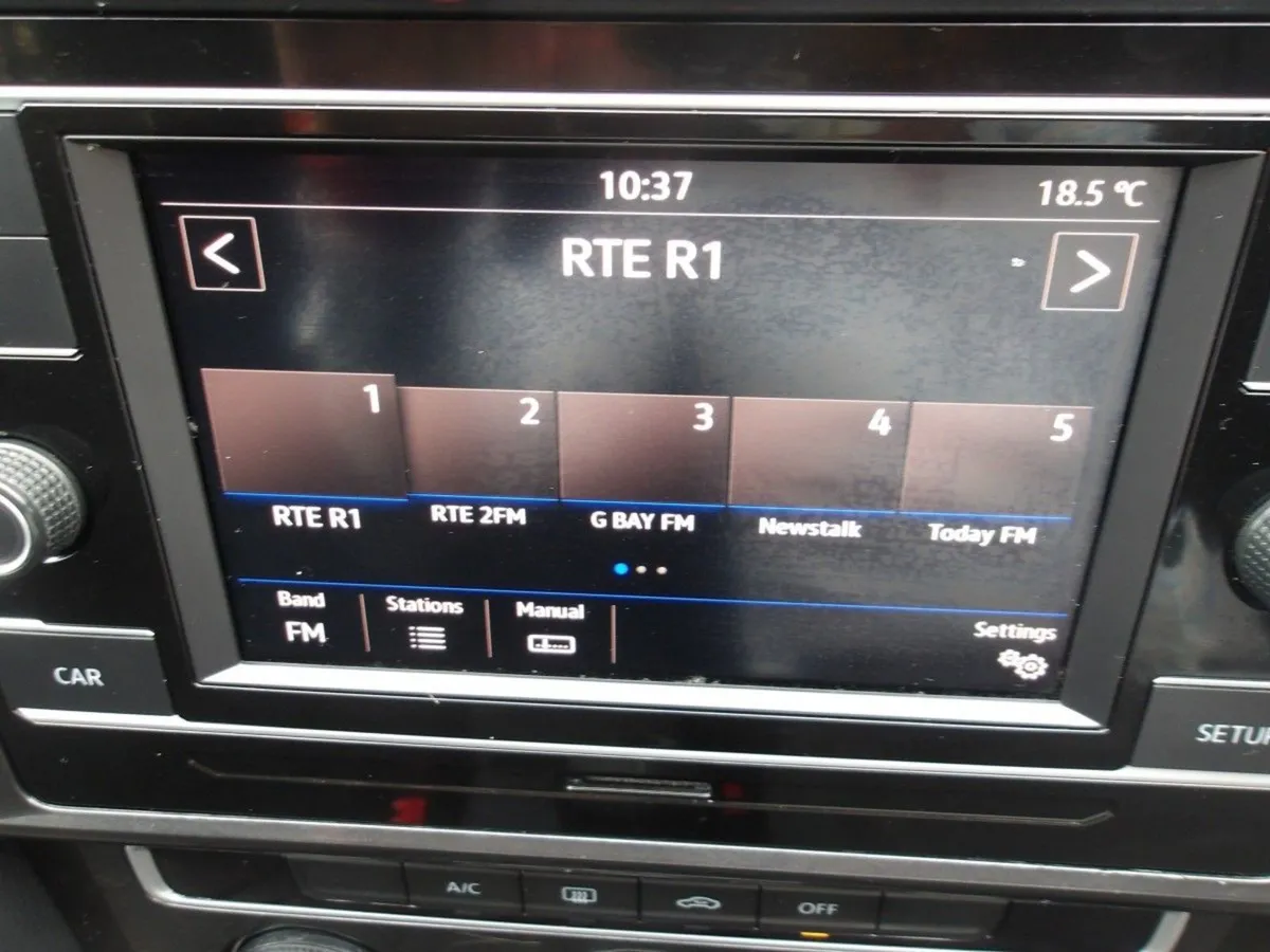 Volkswagen Golf 1.6 TDI 115HP Sport s-line - Image 2