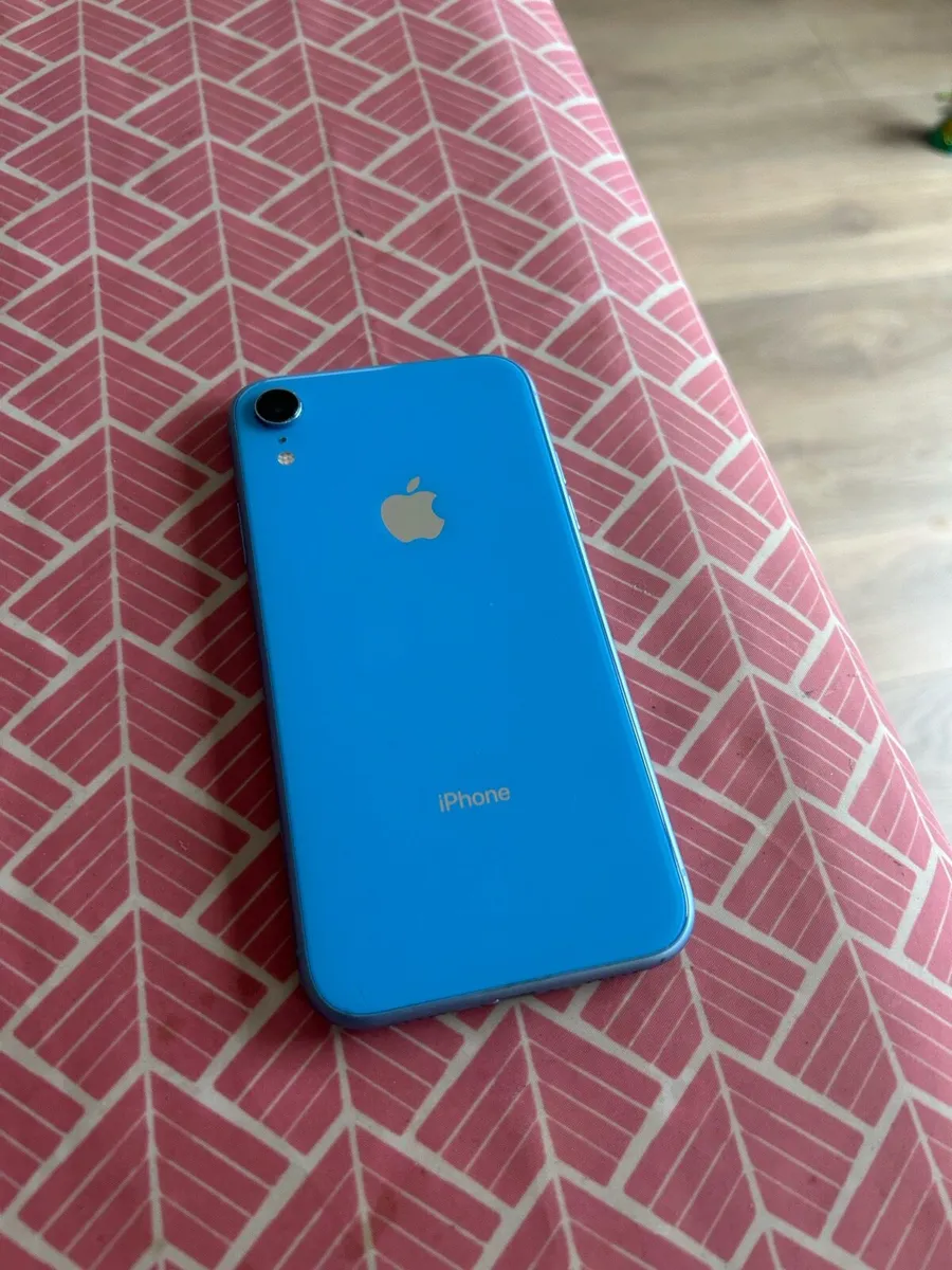 iPhone XR with case - Image 1