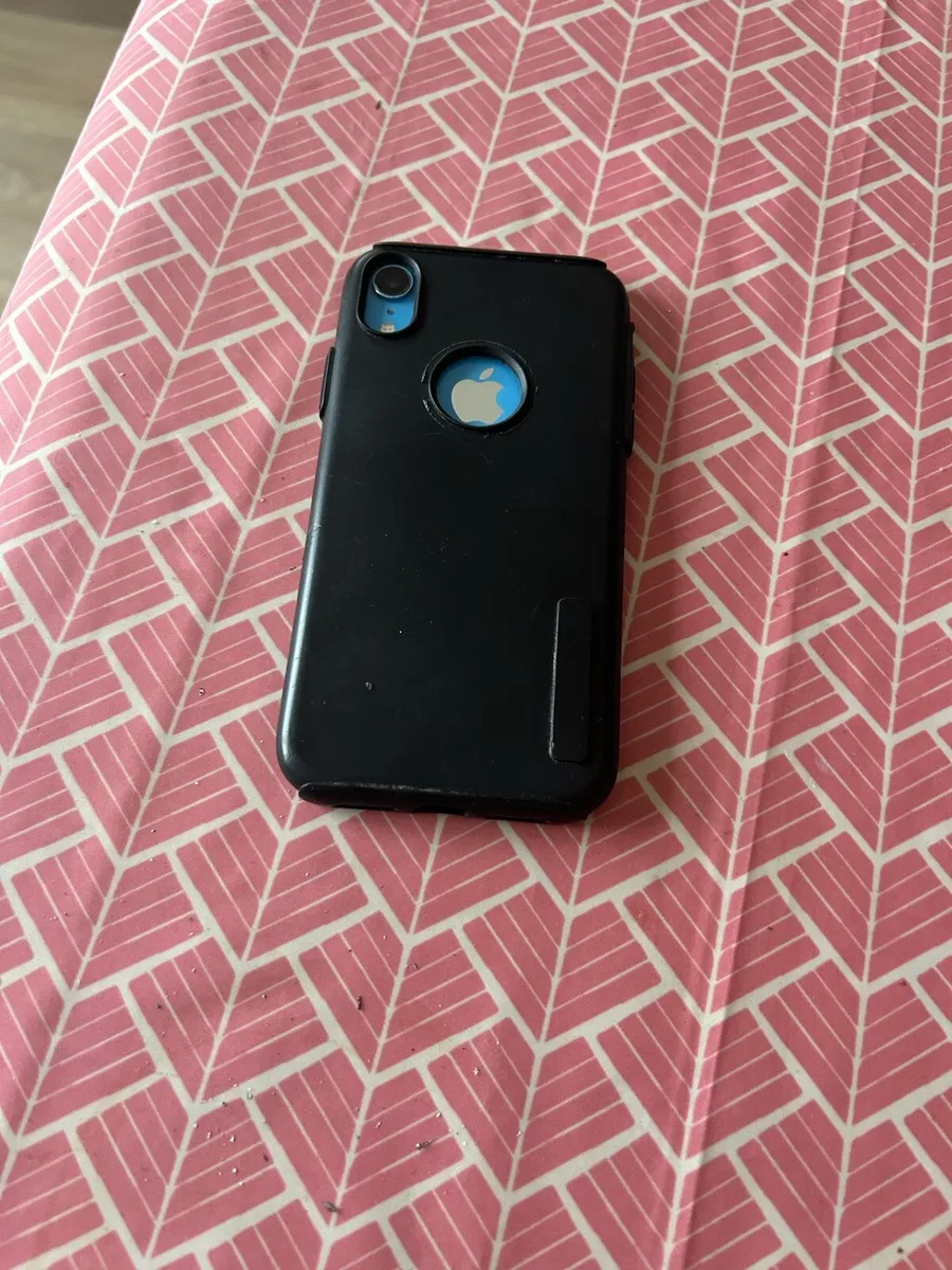 iPhone XR with case - Image 3