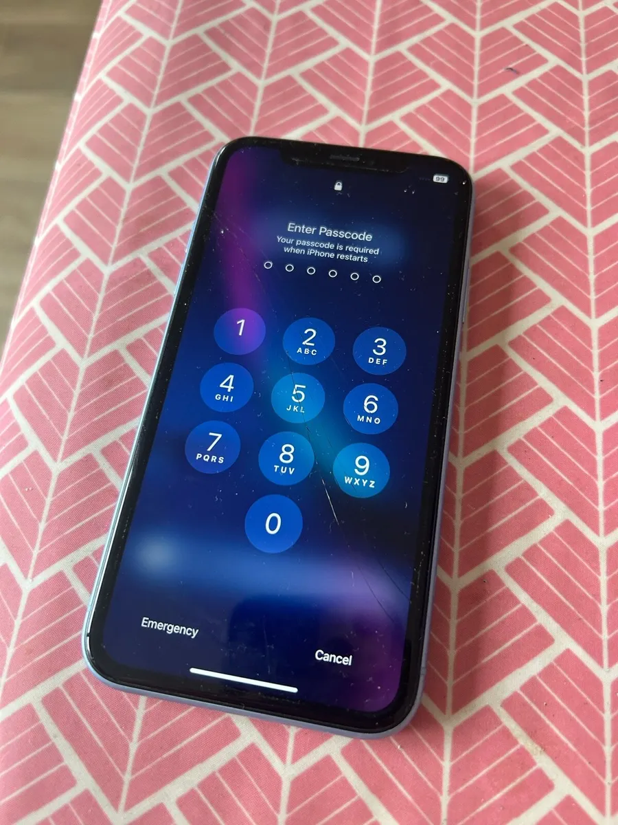 iPhone XR with case - Image 4