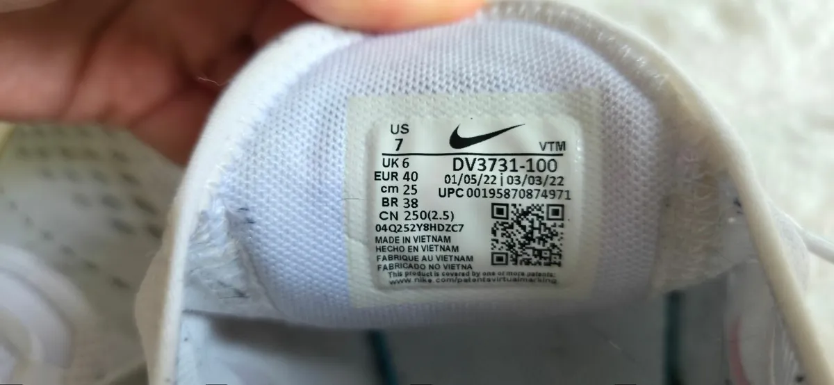 Nike Air Max 270 - size 6 - Image 2