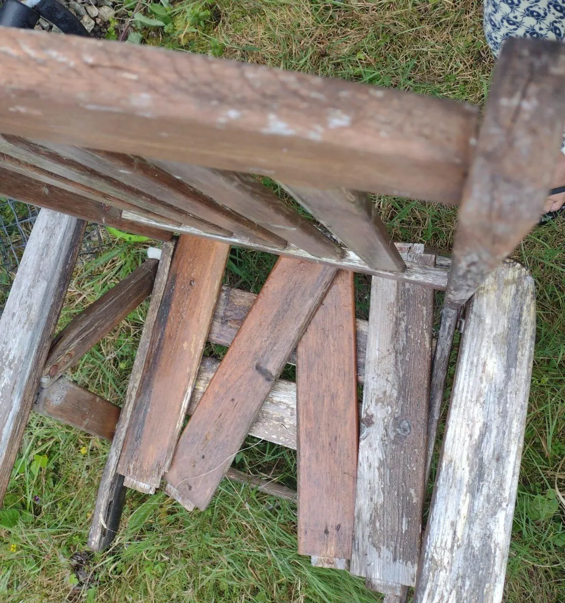 Wooden garden recliners - Image 1