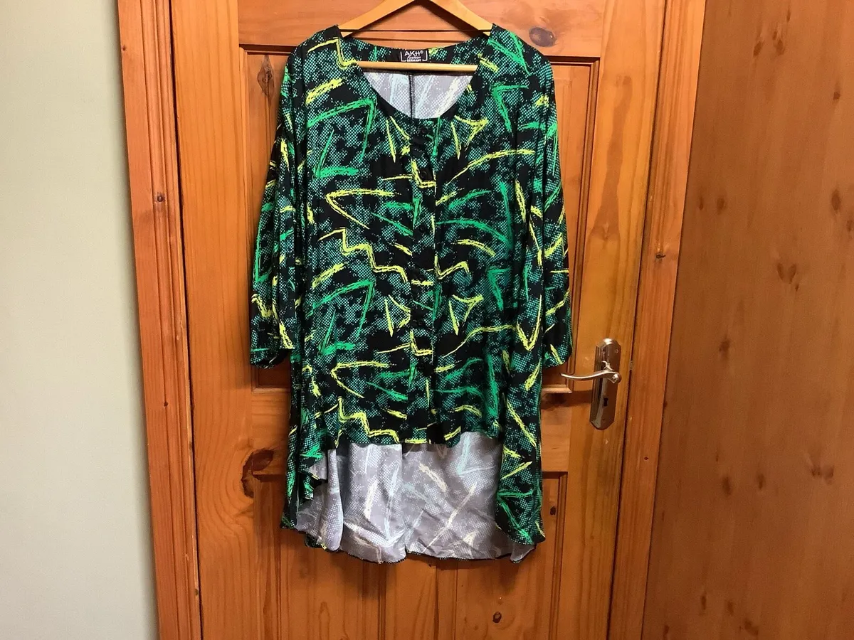 Blouse fits size 18/20 - Image 1