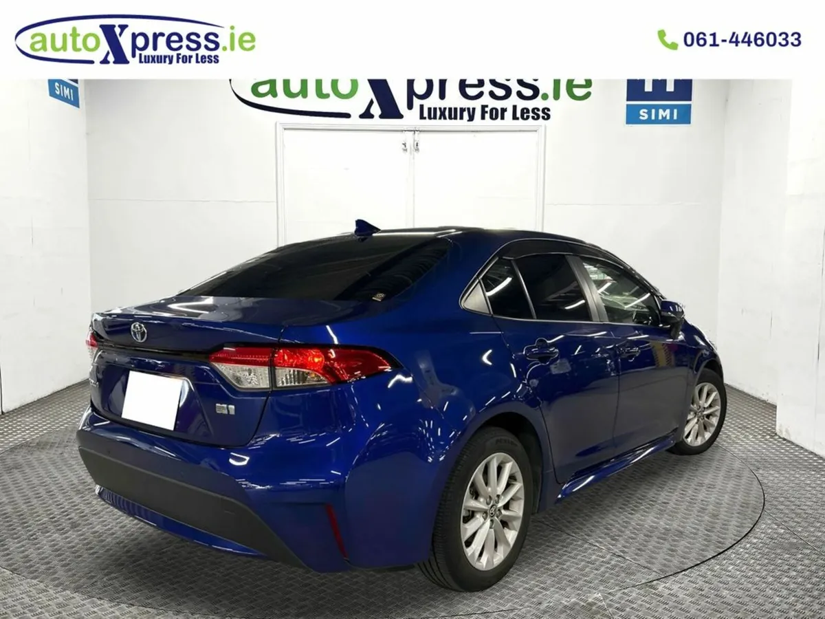 Toyota Corolla 1.8 HYBRID S Automatic, Reversing c - Image 3