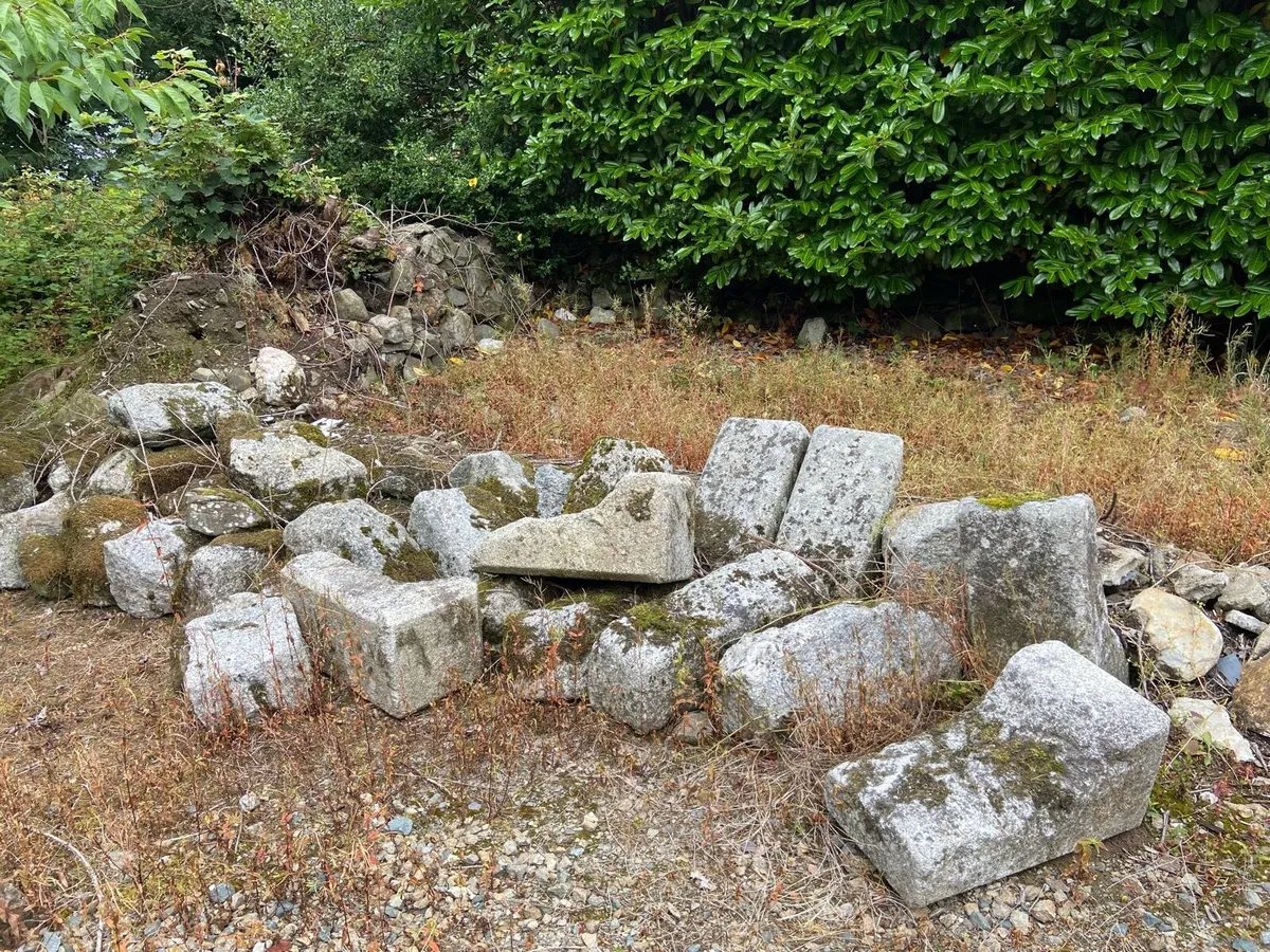 Granite quoins