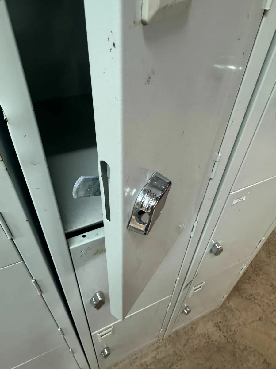 4 door lockers - Image 2