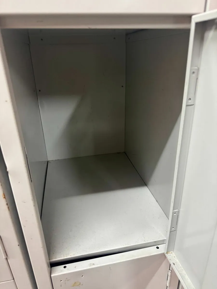 4 door lockers - Image 3