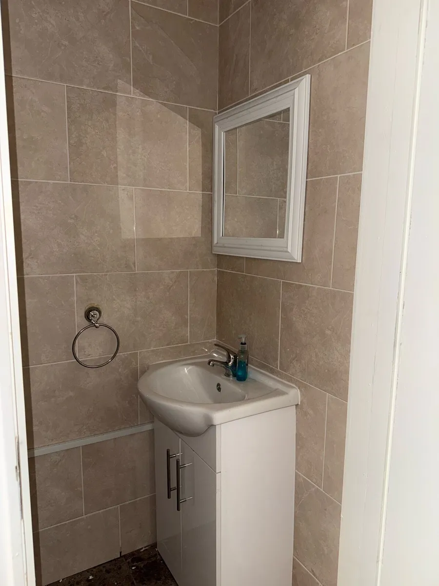 Beauty room/bed to rent - Image 3