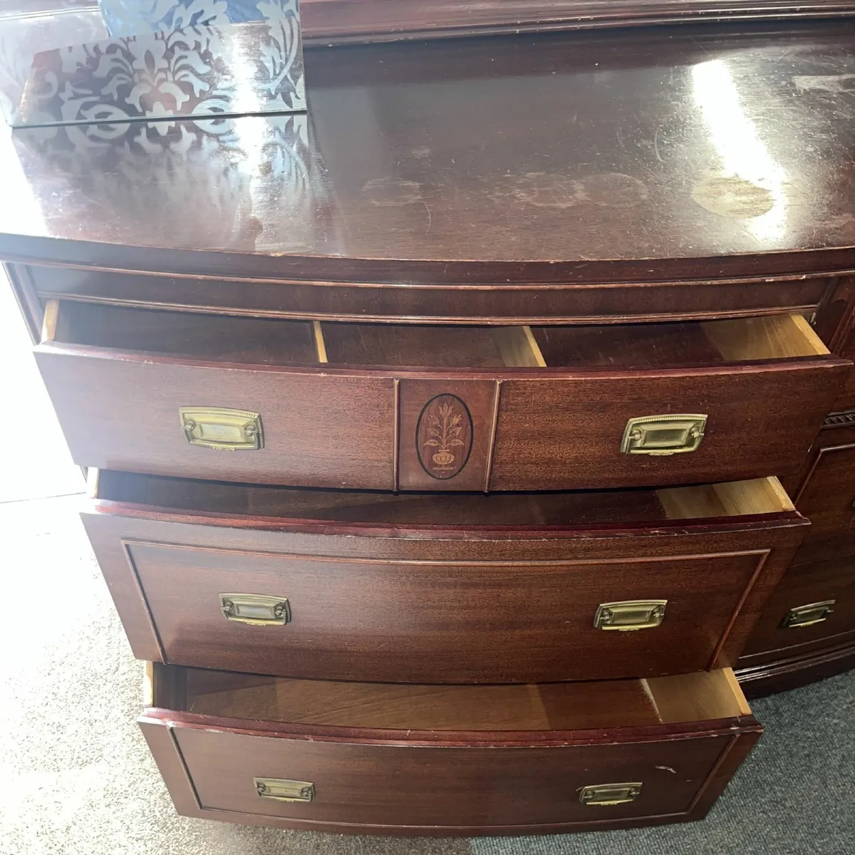 Elegant Mahogany Bow Fronted Sideboard - Image 2