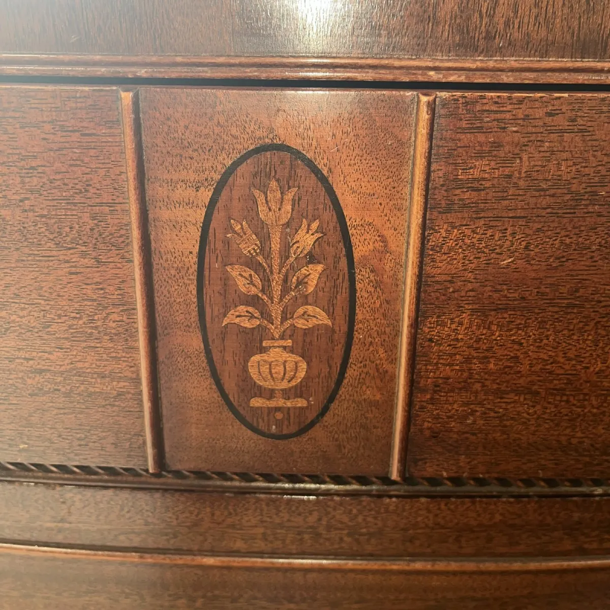 Elegant Mahogany Bow Fronted Sideboard - Image 3