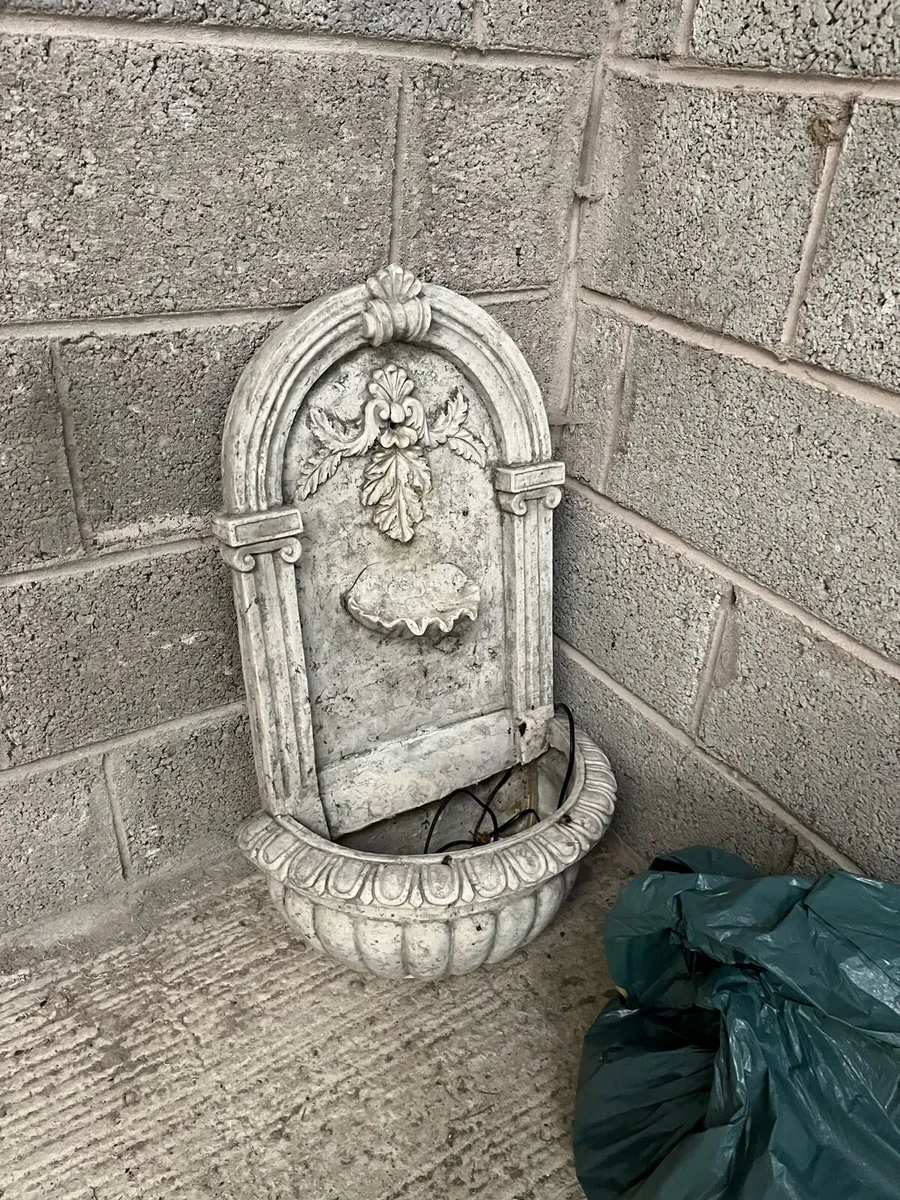 Wall fountain