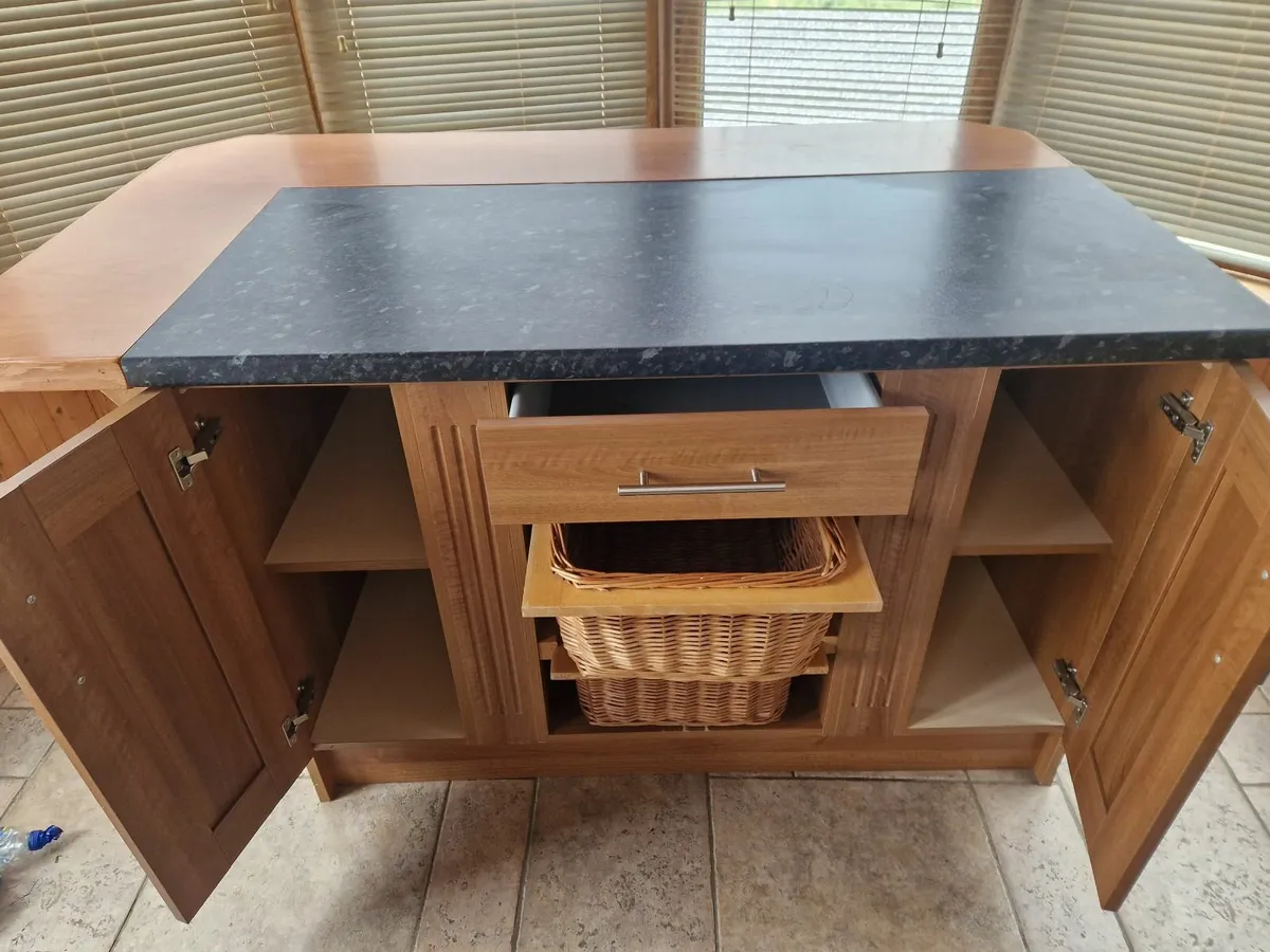 Kitchen island - Image 1