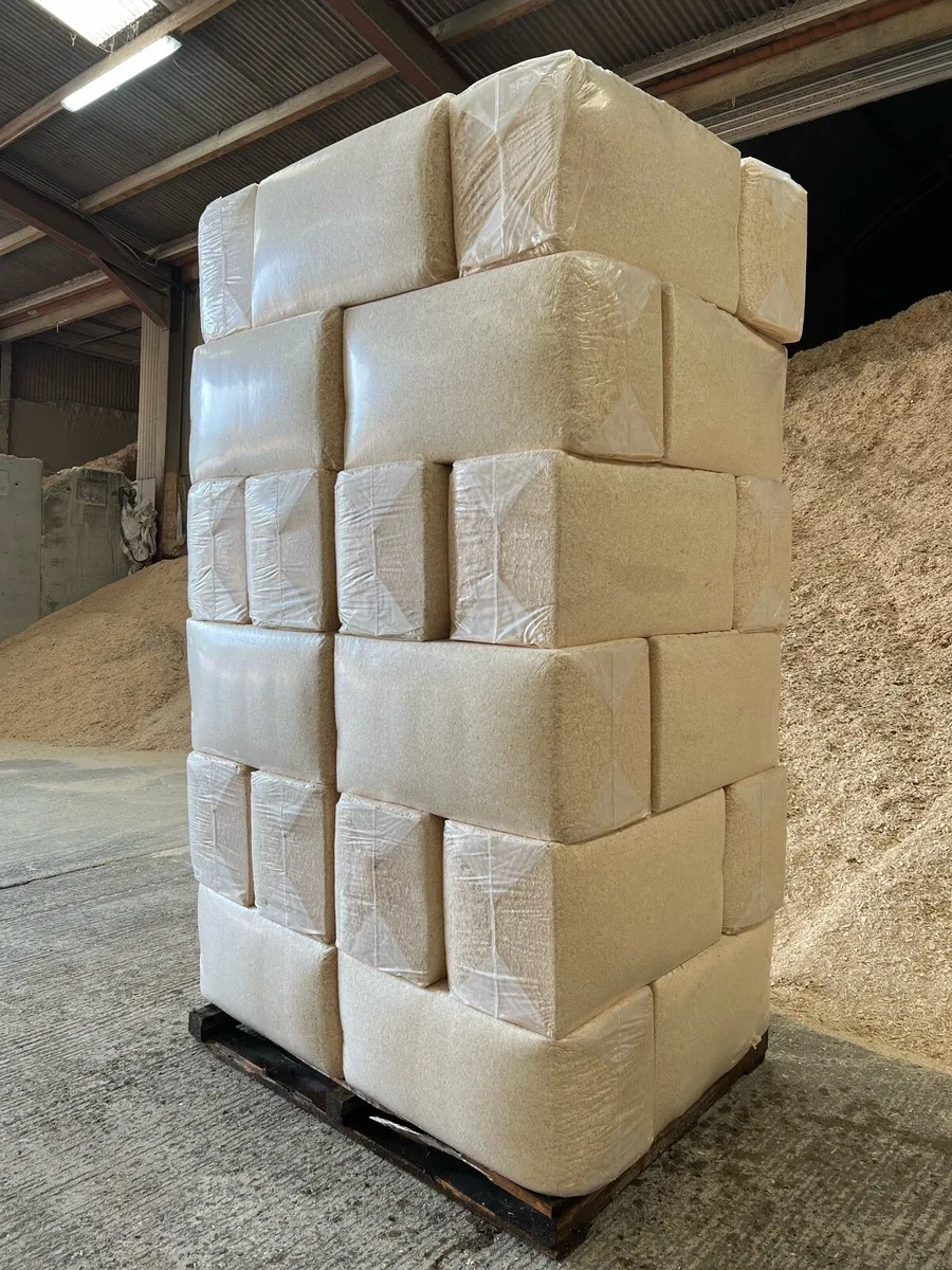 Premium Bales of White Wood shavings 25kg - Image 1