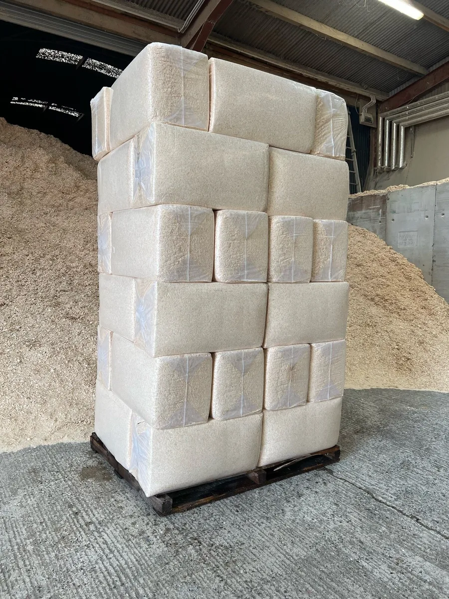 Premium Bales of White Wood shavings 25kg - Image 2