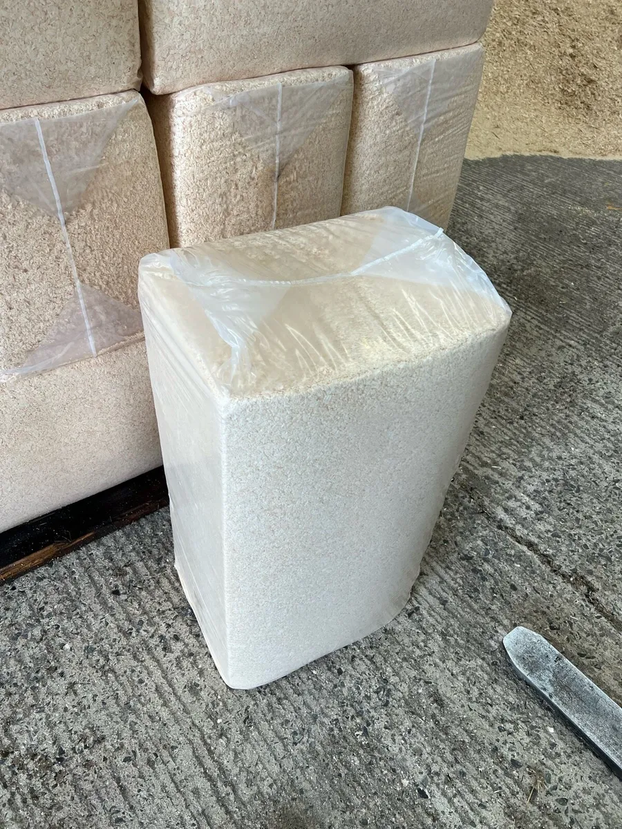 Premium Bales of White Wood shavings 25kg - Image 3