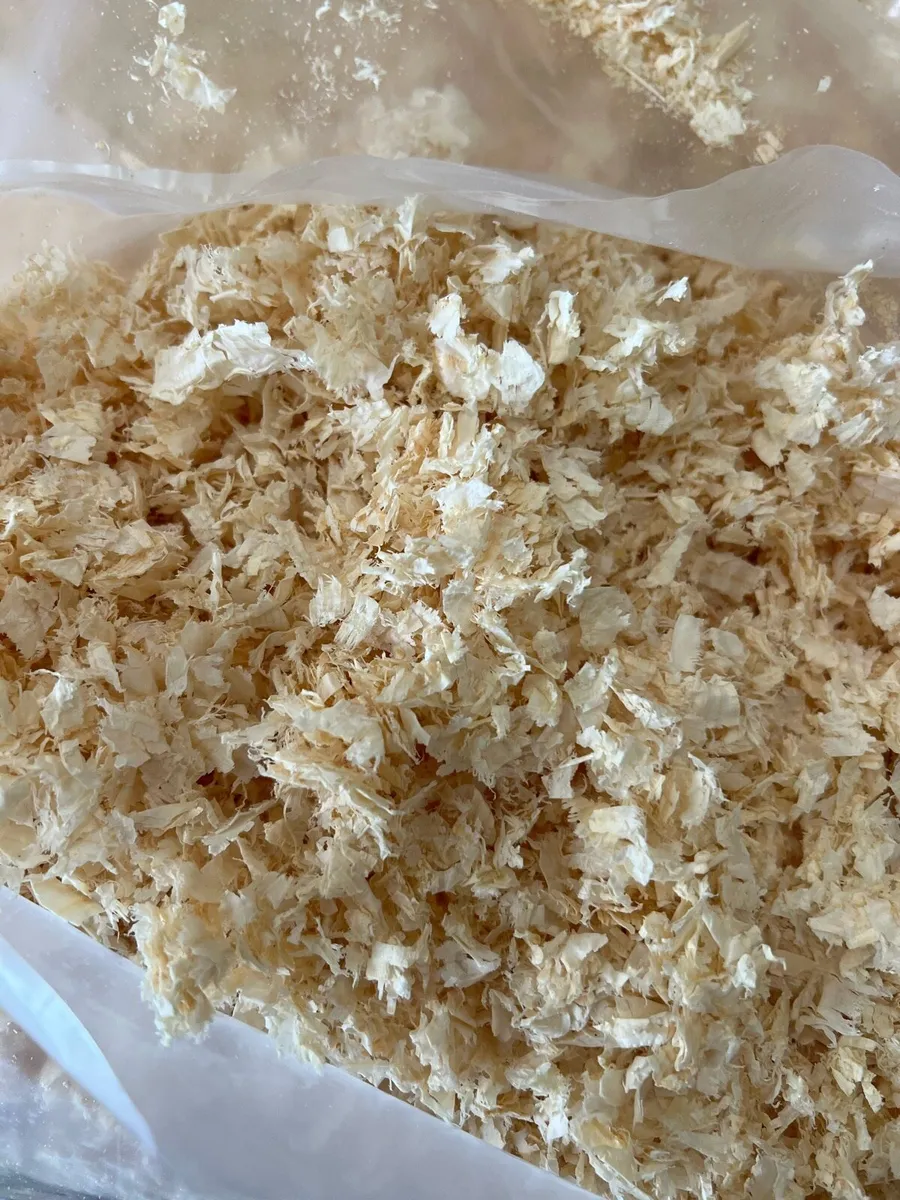 Premium Bales of White Wood shavings 25kg - Image 4