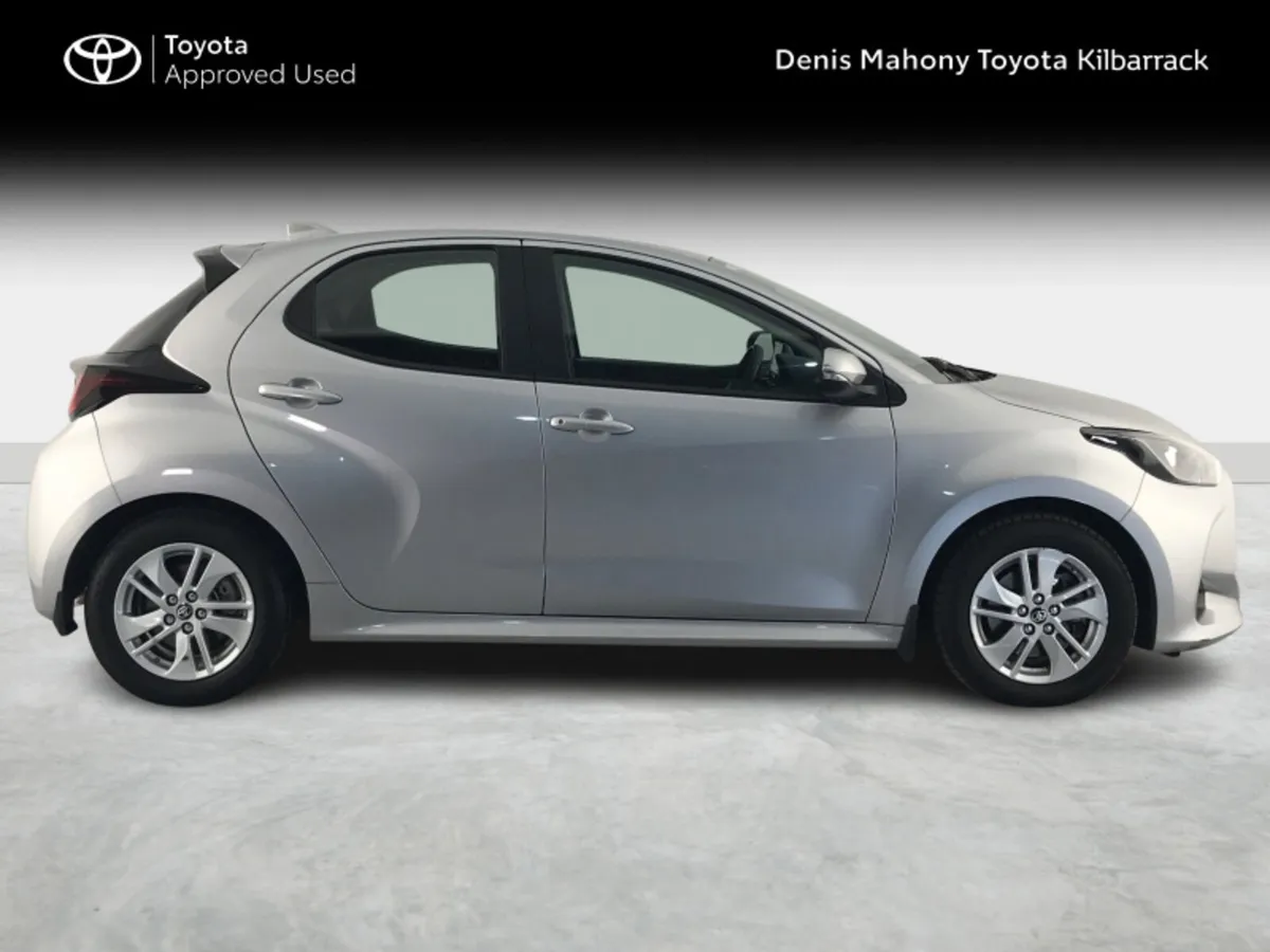 Toyota Yaris HYBRID LUNA - Image 3