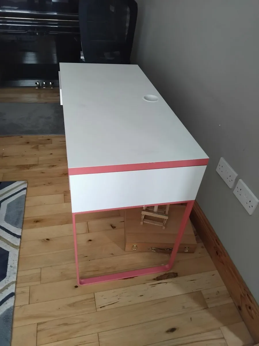 Office desks. - Image 1