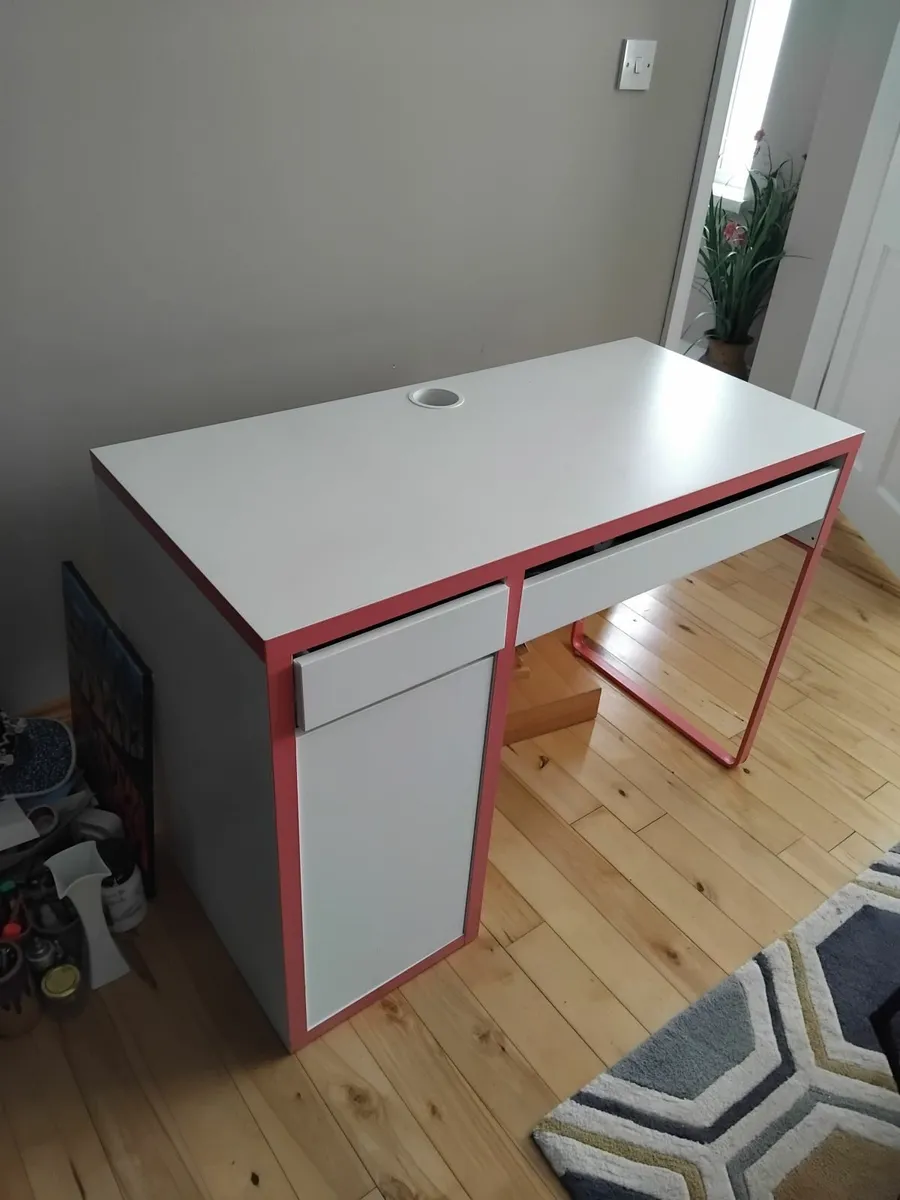Office desks. - Image 2