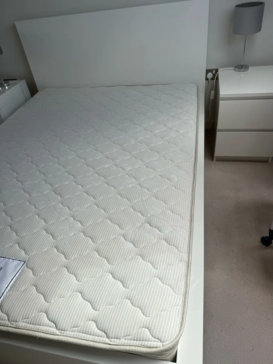 RESERVED. Double bed, mattress, 2 lockers, 2 lamps - Image 3