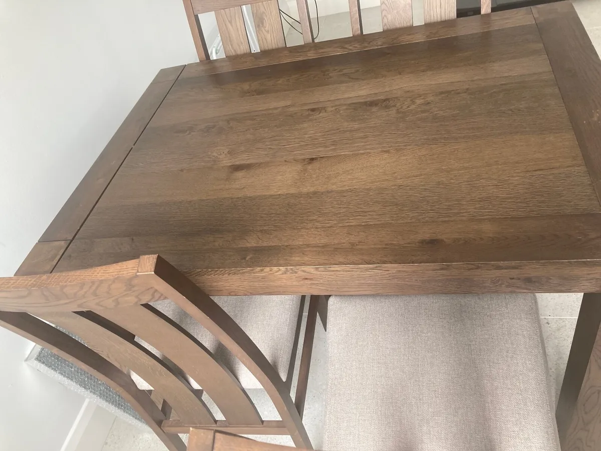 Table and chairs - Image 1