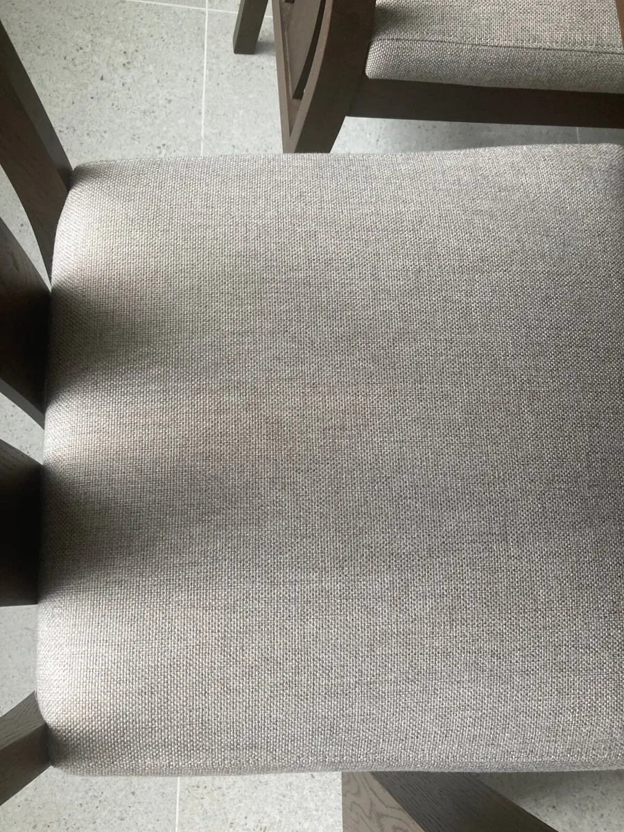 Table and chairs - Image 2